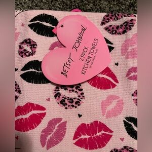 Betsey Johnson set of 2 kitchen towels
